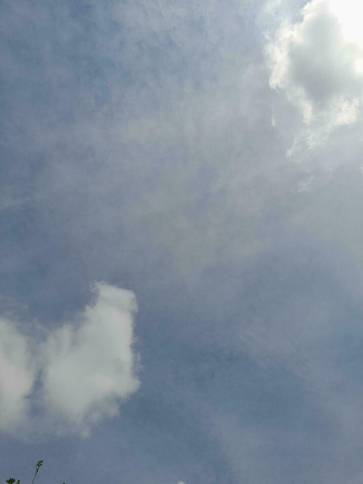 a branco nuvens em a azul céu estão perfeito para a fundo. skyscape em lombok ilha, Indonésia foto