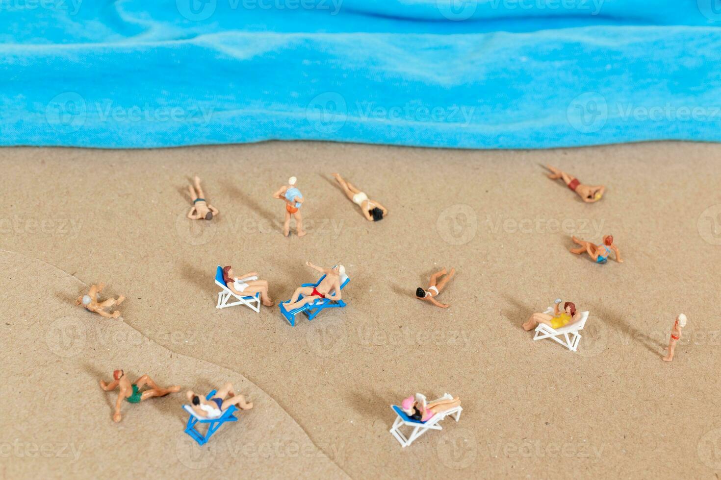 uma minúsculo pessoa dentro uma roupa de banho é relaxante em a de praia dentro a verão foto