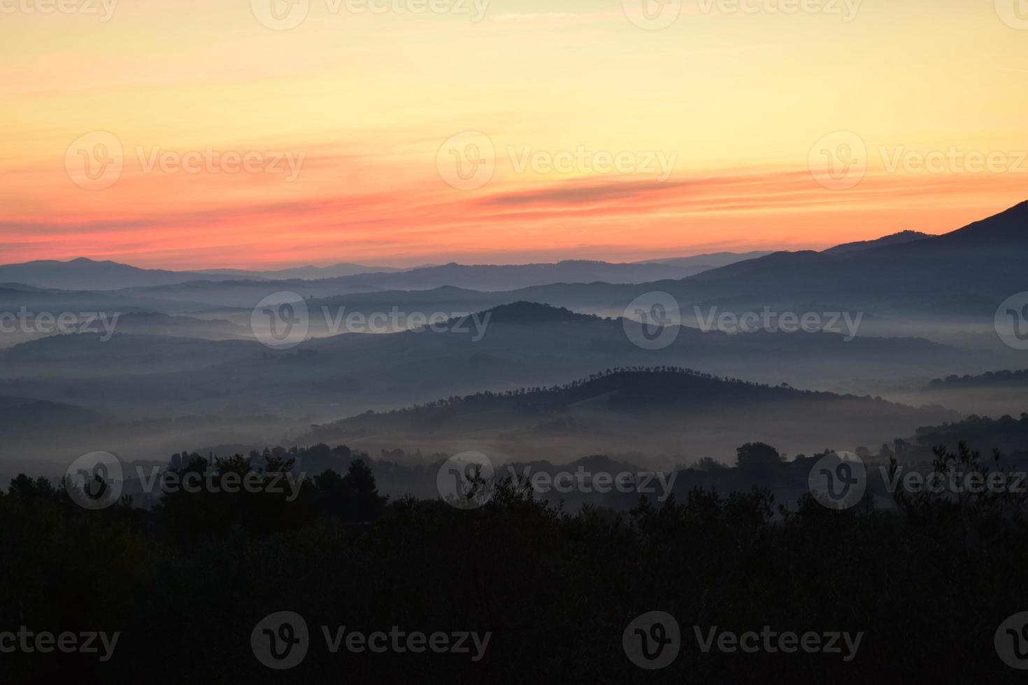 fotografia de montanha durante a hora dourada foto