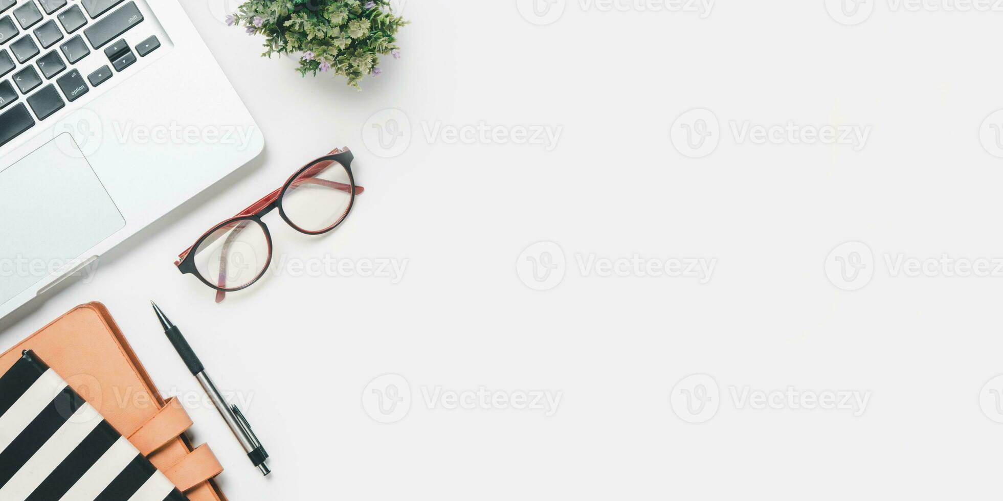 branco escritório escrivaninha com computador, caderno, caneta, óculos e copo do café, topo Visão com cópia de espaço, zombar acima. foto