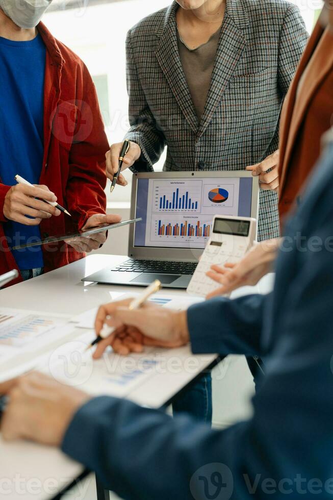 reunião de equipe de negócios investidor presente.profissional trabalhando com tarefa de gerentes de finanças. com laptop smartphone e tablet digital na luz da manhã foto