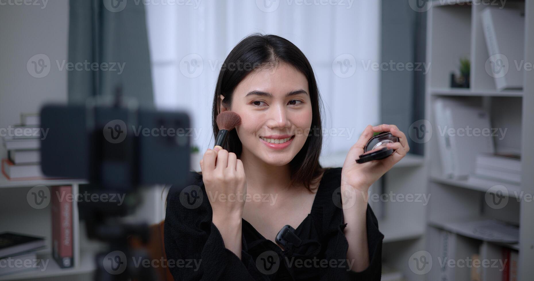 lindo jovem ásia mulher blogueiro mostra quão para faço acima cosméticos às casa foto