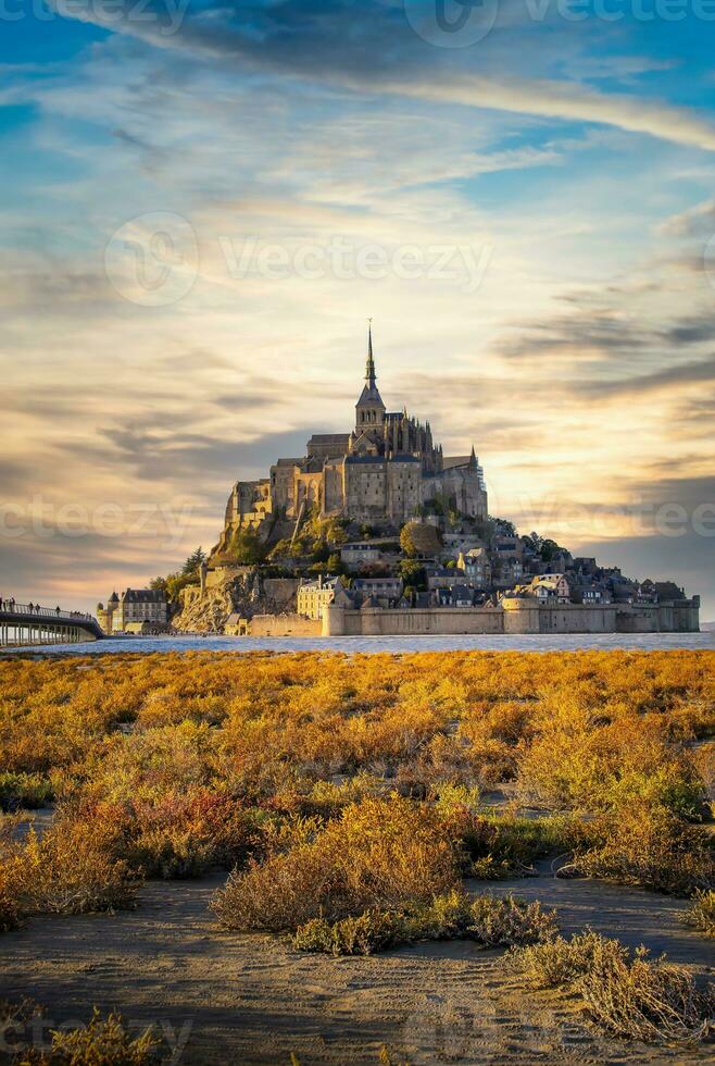 mont saint-michel fortaleza mosteiro dentro França foto