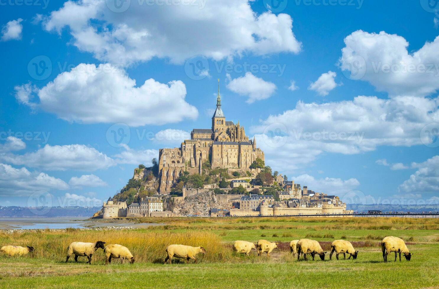 mont saint-michel fortaleza mosteiro dentro França foto