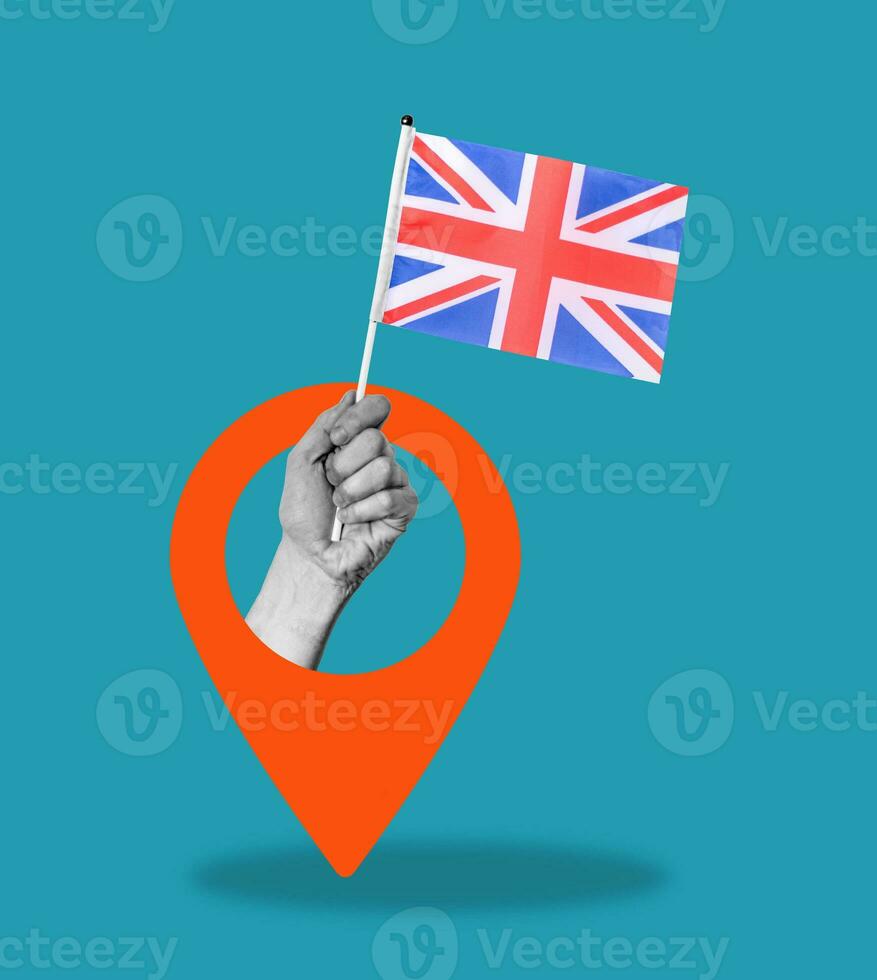 arte colagem, a mão com a Reino Unido bandeira com a navegação ícone em uma azul fundo. foto