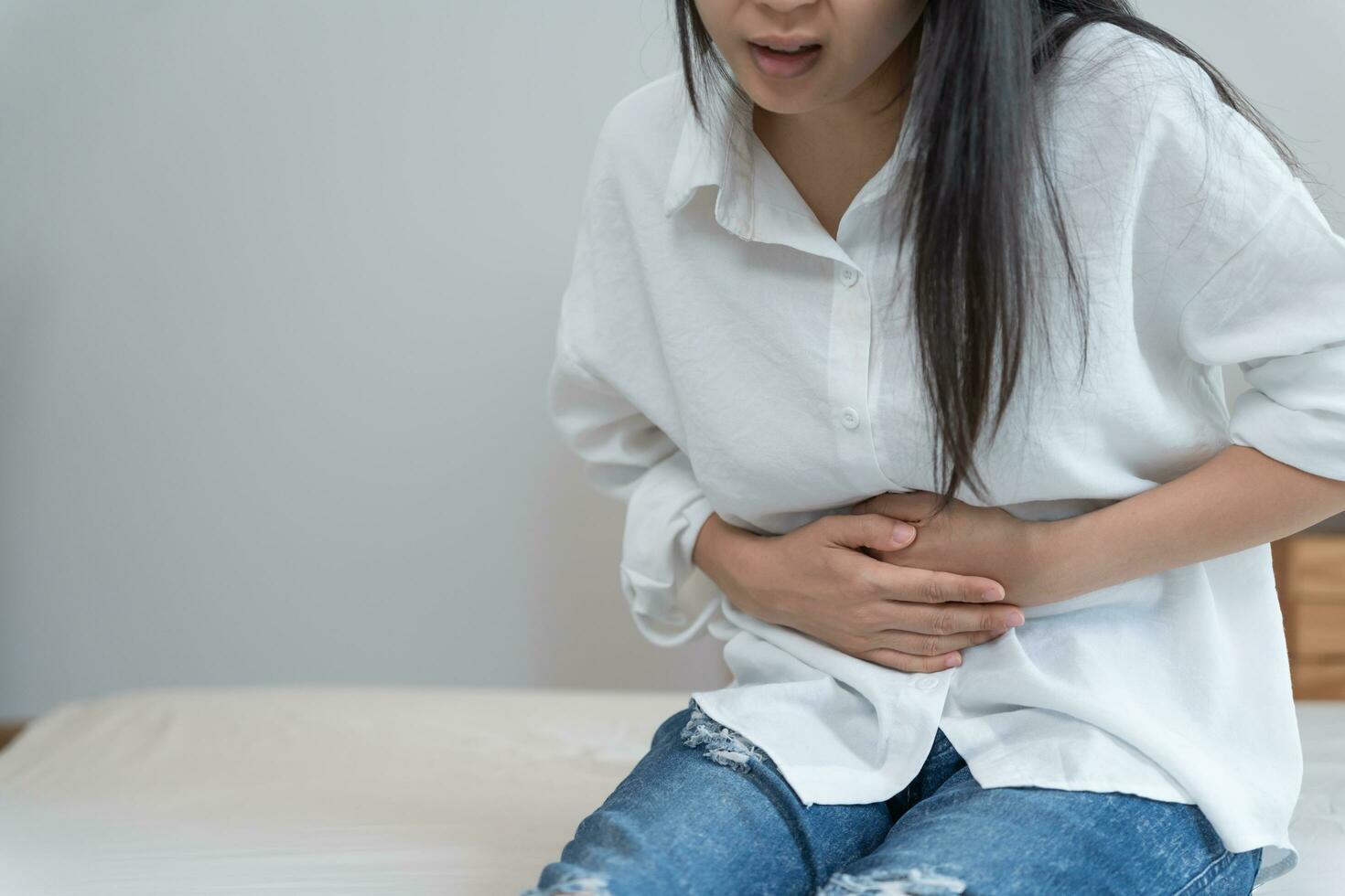 dor de estômago. mulheres asiáticas têm dor abdominal, indigestão, gastrite, cólicas menstruais, flatulência, diarreia, distensão, câncer de cólon, problema de inflamação da barriga, sofrem intoxicação alimentar, abdômen foto