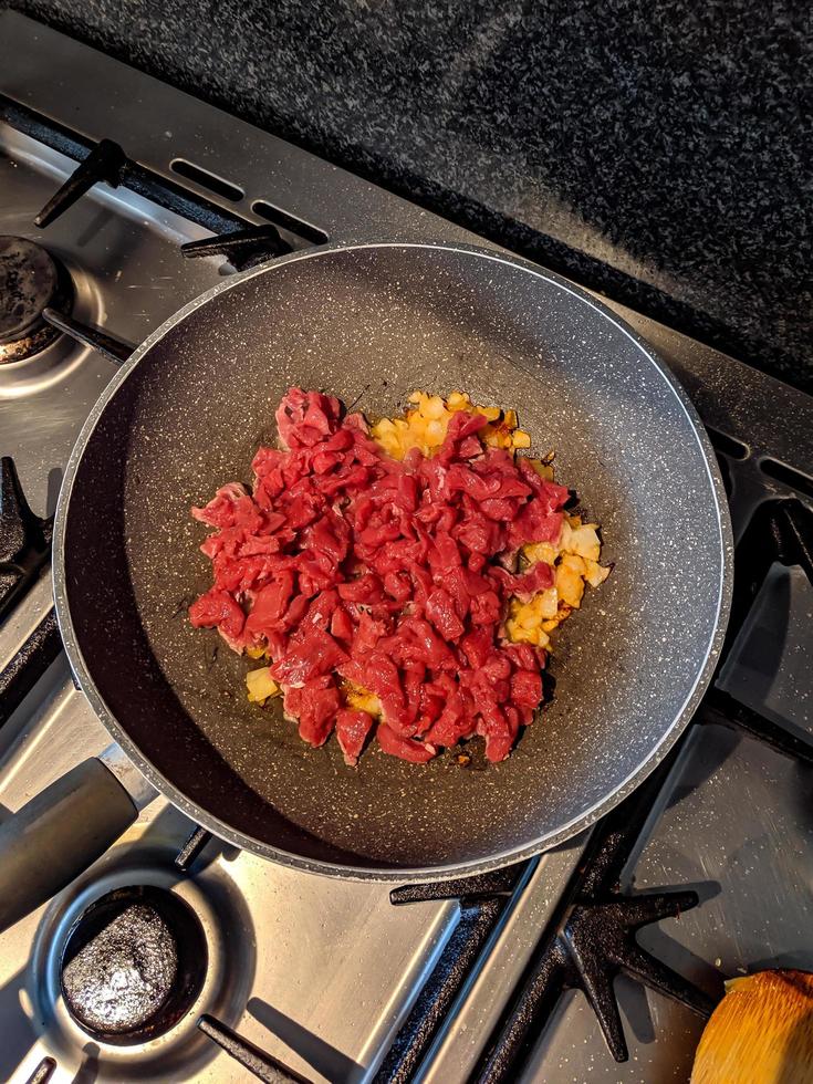 fritura de carne vermelha foto