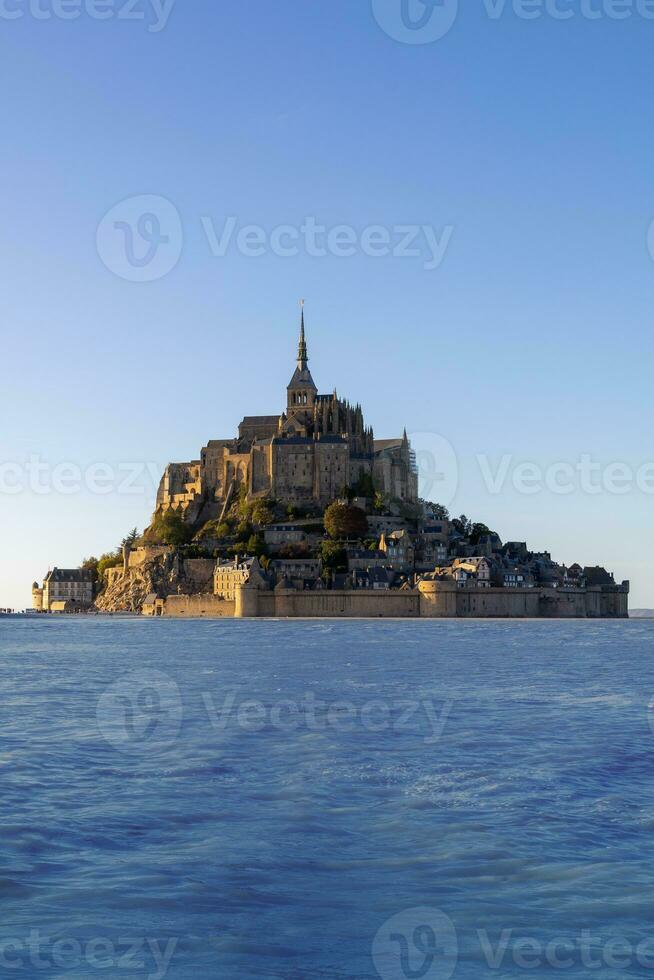 mont saint-michel fortaleza mosteiro dentro França foto