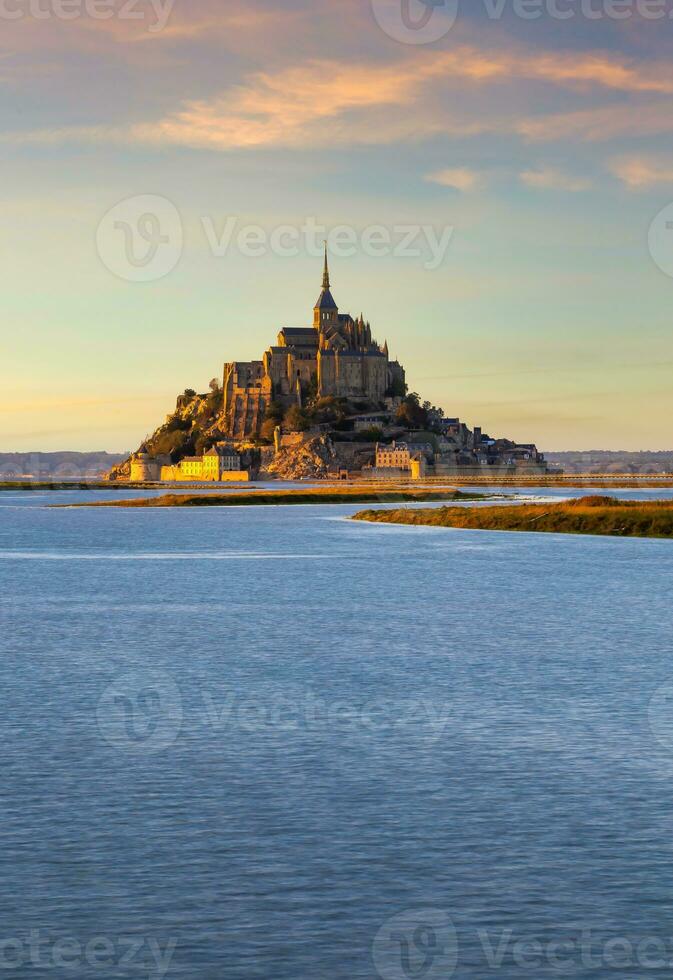 mont saint-michel fortaleza mosteiro dentro França foto