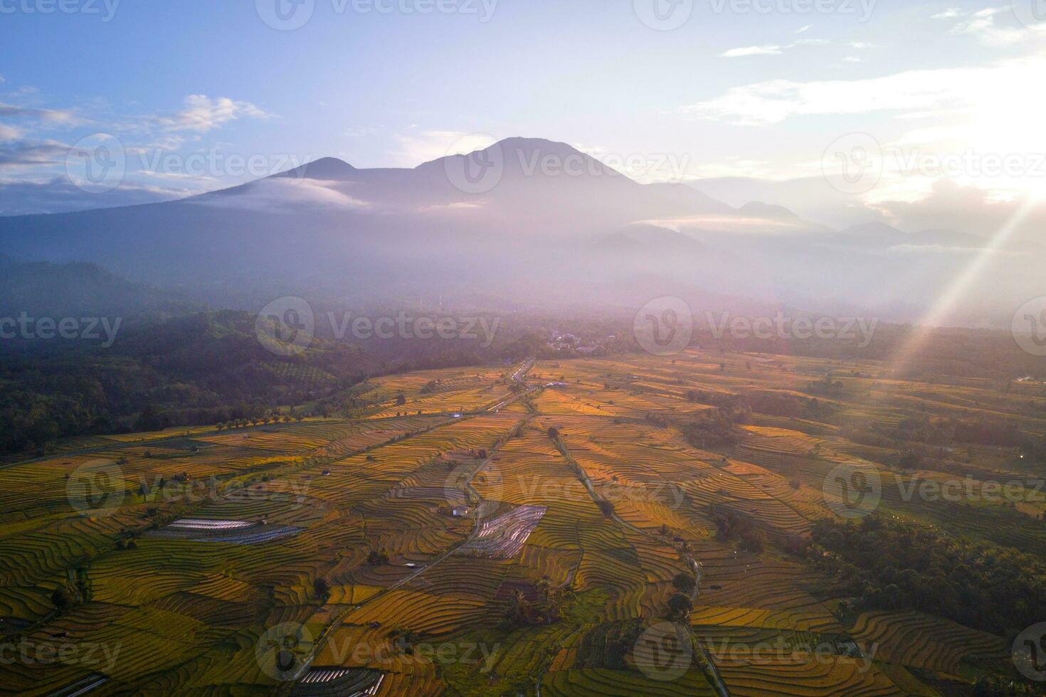 bela vista matinal indonésia panorama paisagem arrozais com cor de beleza e luz natural do céu foto