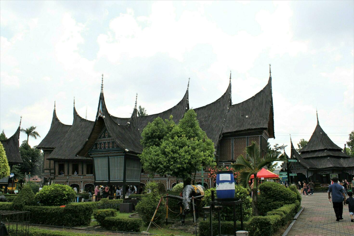 Jacarta, Indonésia-23 abril 2023 monumento taman mini Indonésia inda anjungan sumatra barat rumah gadang foto