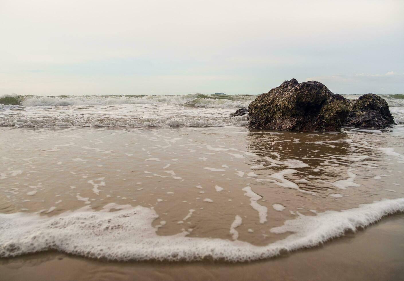 frente ponto de vista panorama viagem verão mar Rocha vento onda legal em feriado calma mar costeiro natureza tropical lindo tarde dia às Rayong de praia Tailândia foto