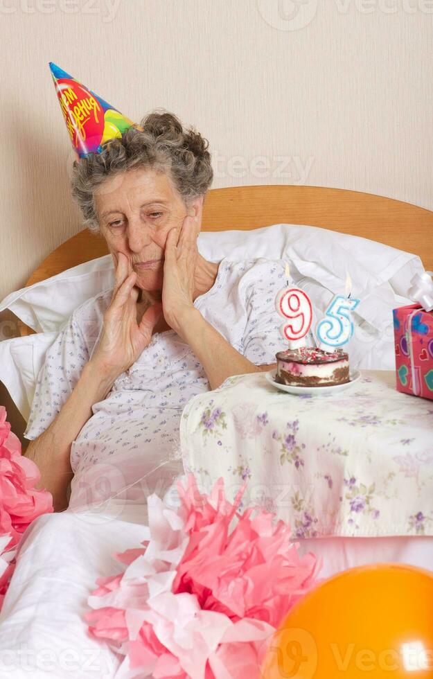 velho mulher comemora dela aniversário foto