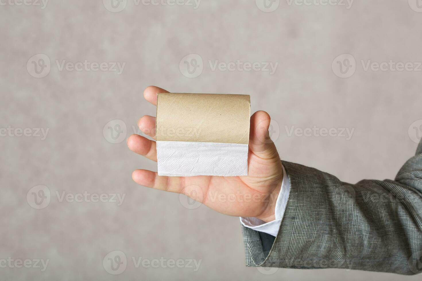 uma homem e uma acabado banheiro papel lista foto