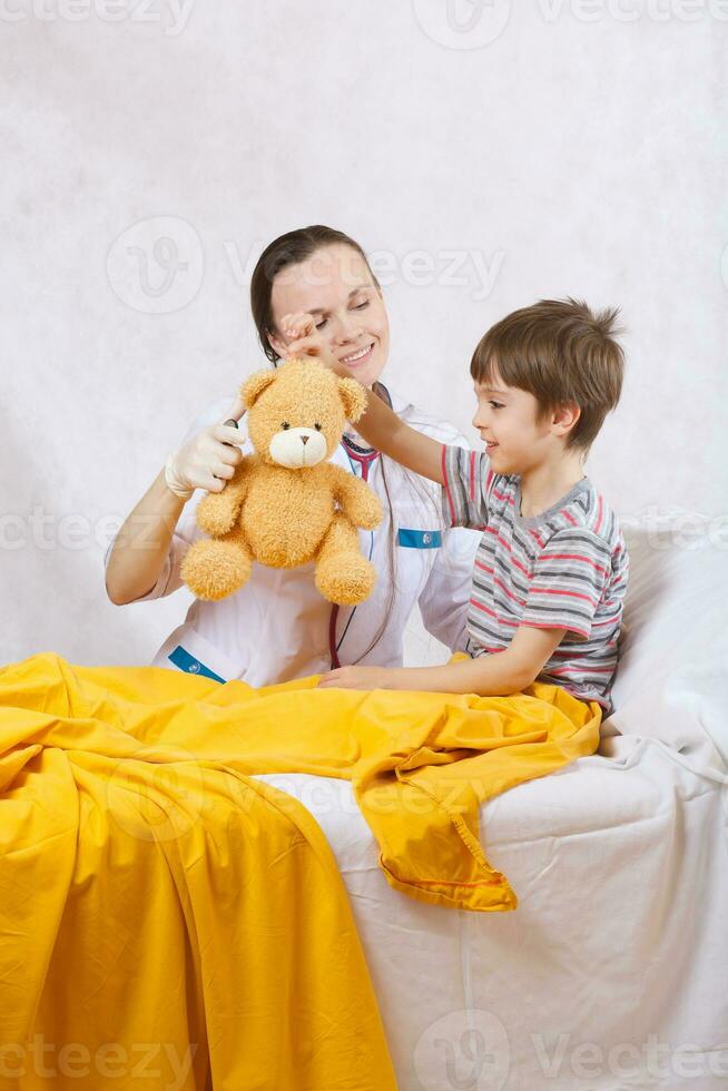uma criança e uma pediatra dentro dela gabinete foto