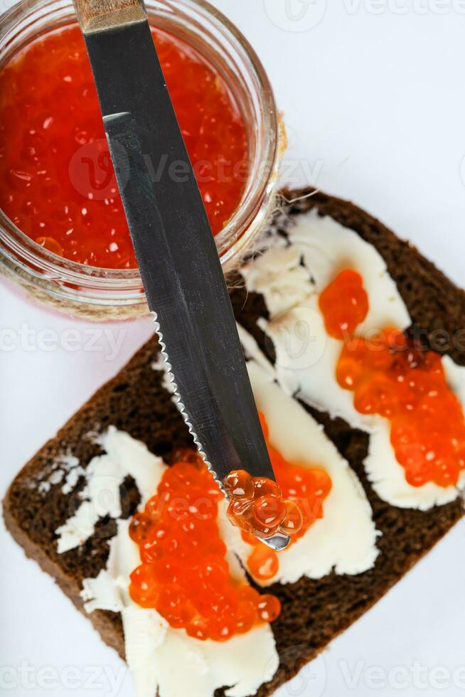 cereal Preto pão com manteiga e vermelho caviar. foto