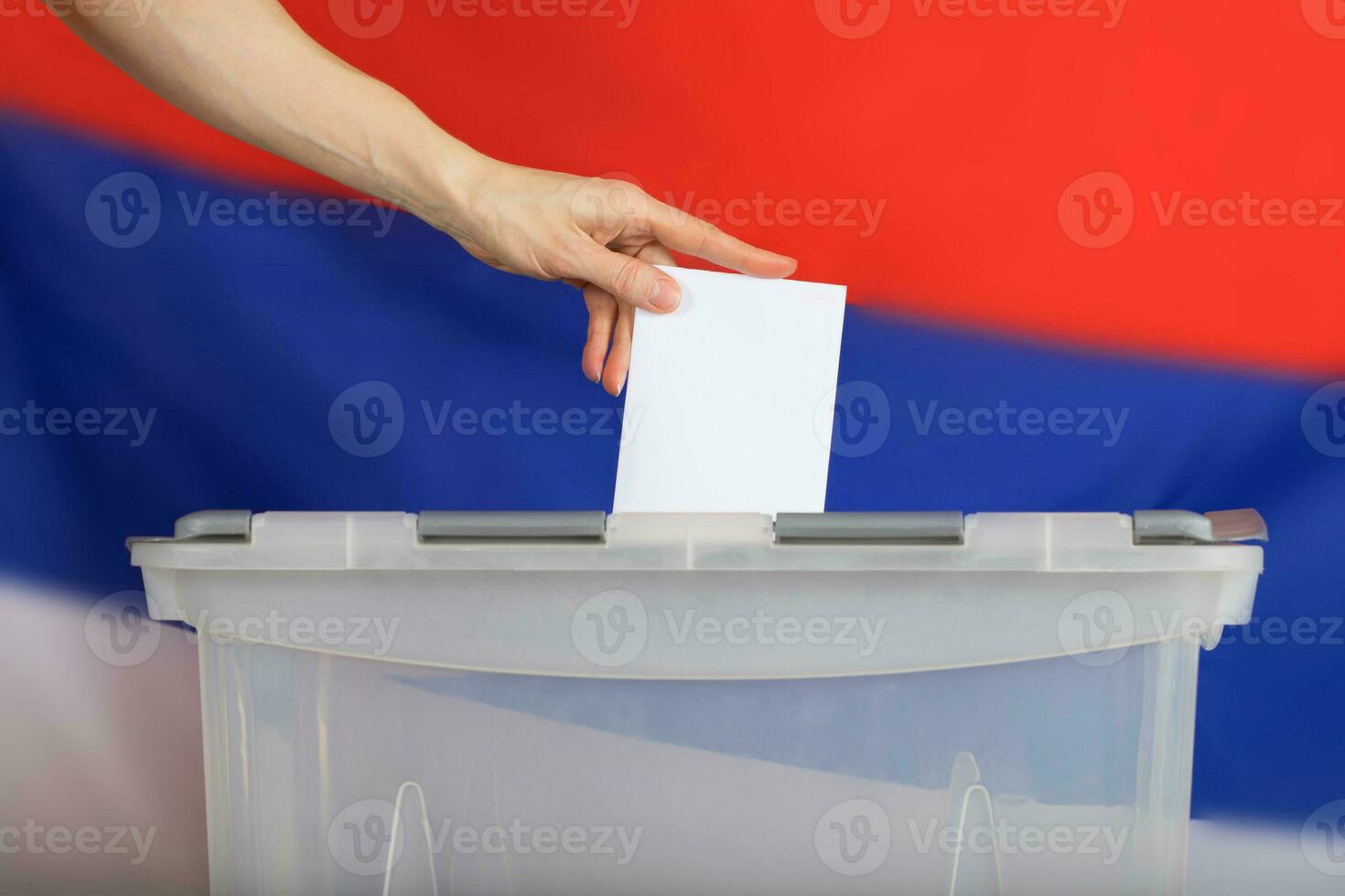 fêmea mão elencos votação papel dentro a votação caixa. foto