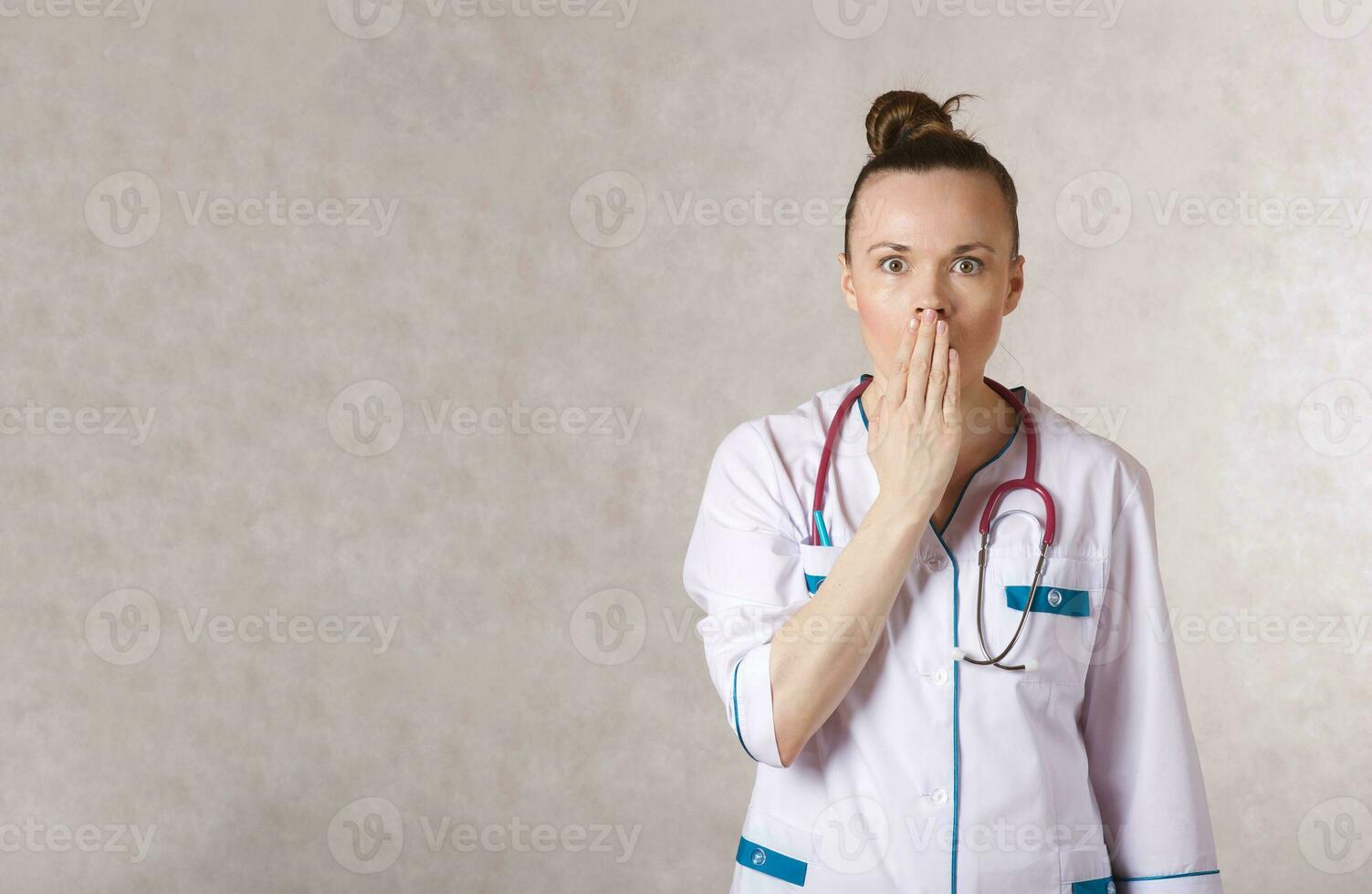 surpreso fêmea médico vestido dentro uma branco médico uniforme foto