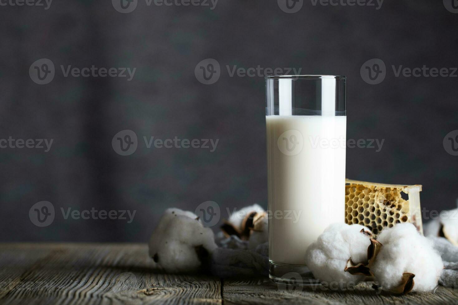 vidro do manteiga leite e algodão plantar cápsulas. foto