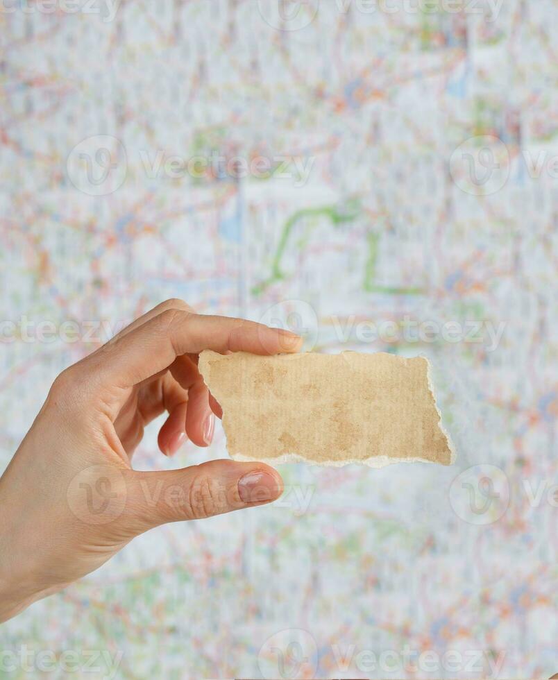 peça do papel com livre espaço para uma texto em uma mapa. foto