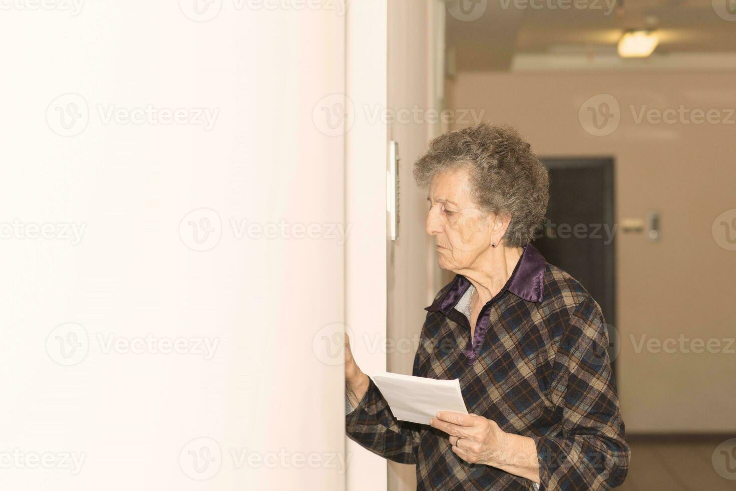 velho mulher é fechar para a porta do dela vizinho. foto