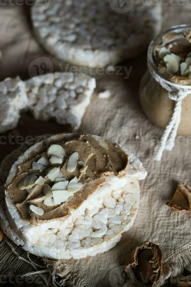 caseiro amêndoa manteiga em uma fatia do arroz pão estaladiço. foto