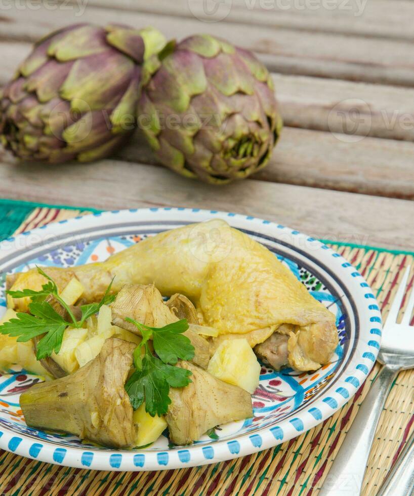 cozido Alcachofra com batatas e frango foto