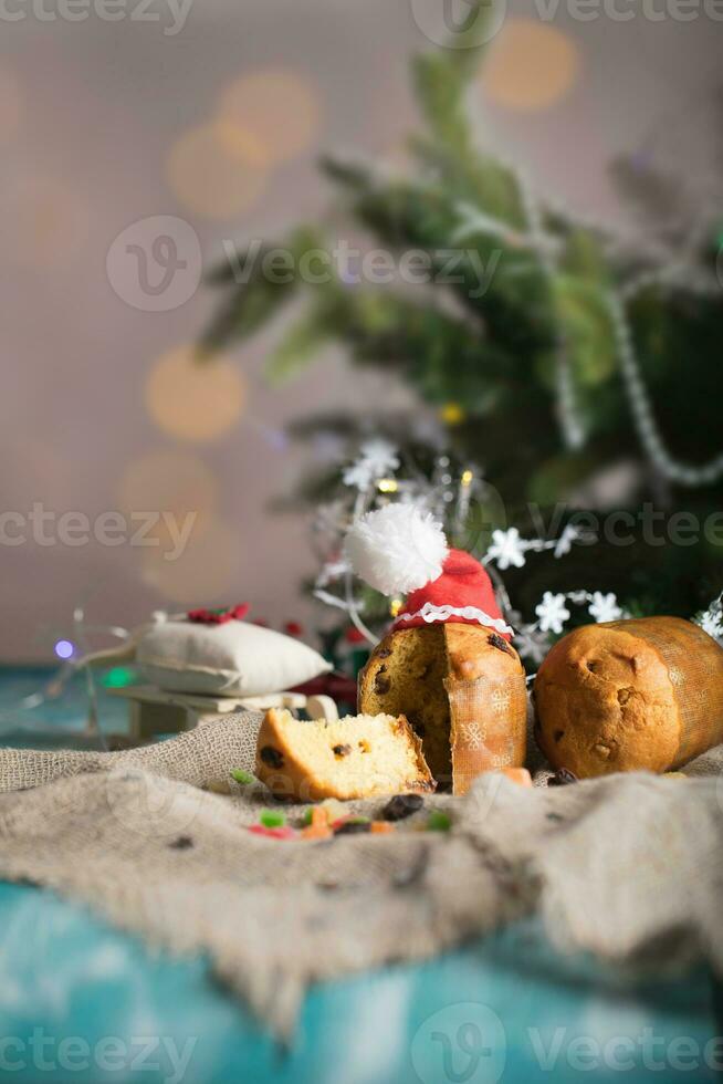 tradicional italiano Natal doce bolo debaixo Natal árvore. foto