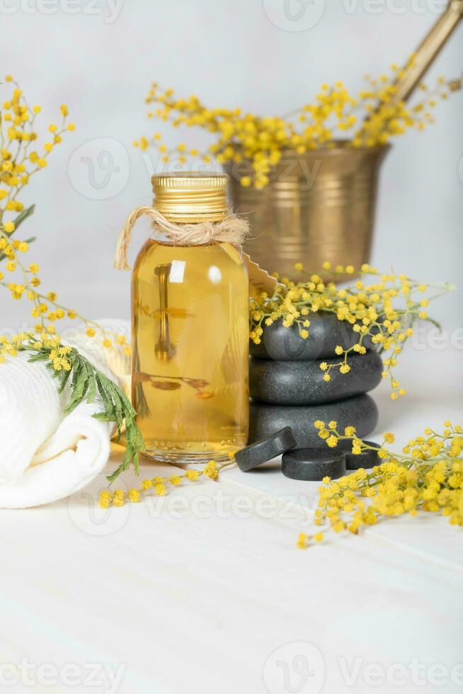 mimosa flores massagem óleo dentro vidro garrafa. foto