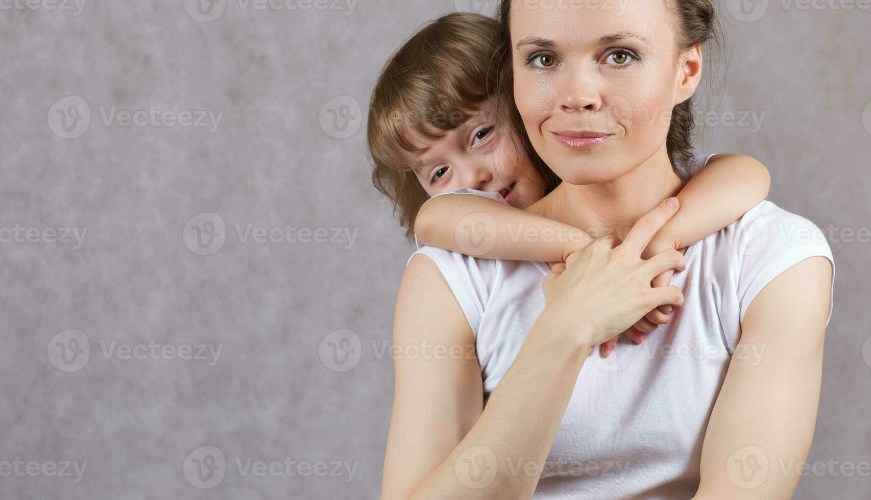 jovem mãe com dela 3 anos velho filho. foto