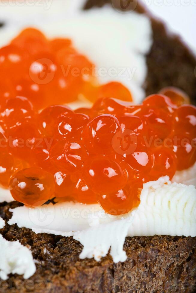 cereal Preto pão com manteiga e vermelho caviar. foto