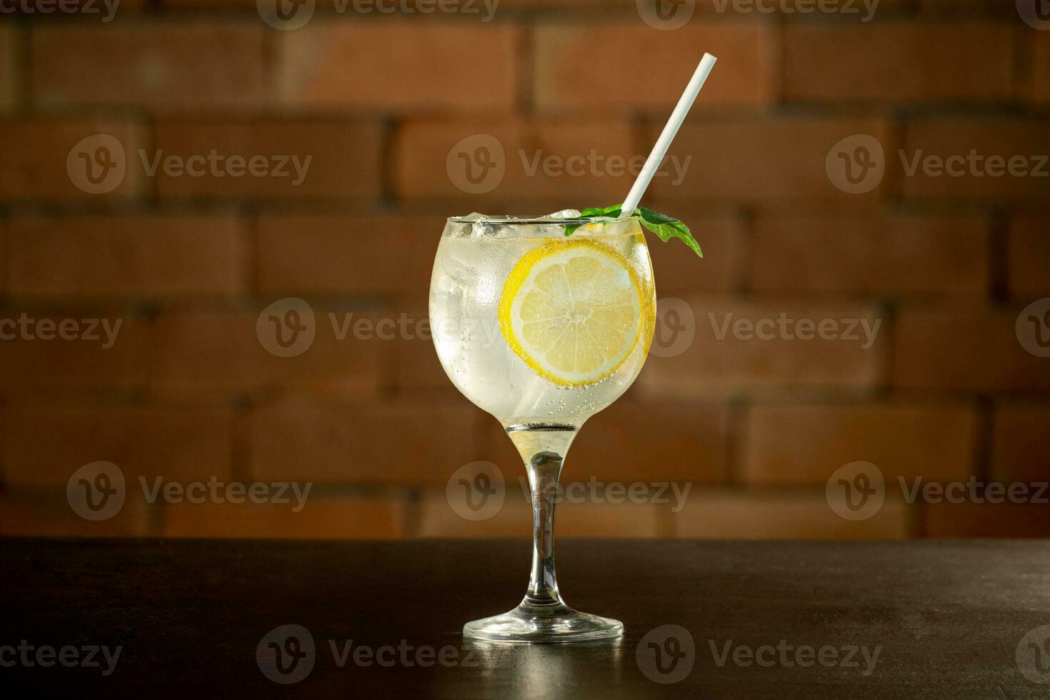 vidro do Lima Caipirinha beber em topo do mesa dentro frente do uma tijolo parede com texto espaço foto