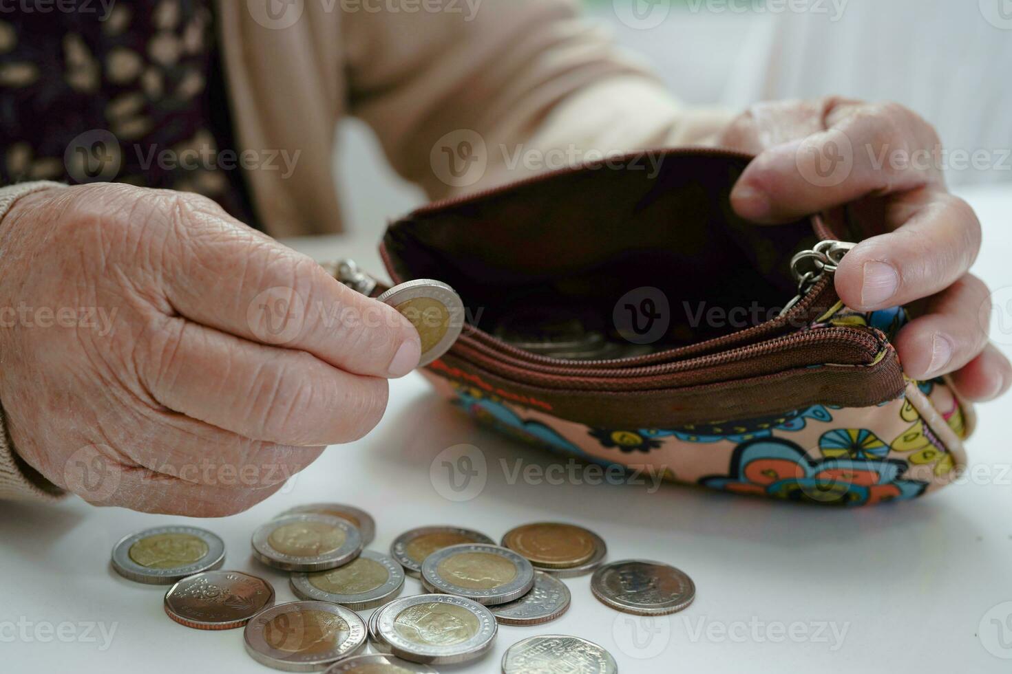 idosa aposentada contando dinheiro de moedas e se preocupa com despesas mensais e pagamento de taxa de tratamento. foto