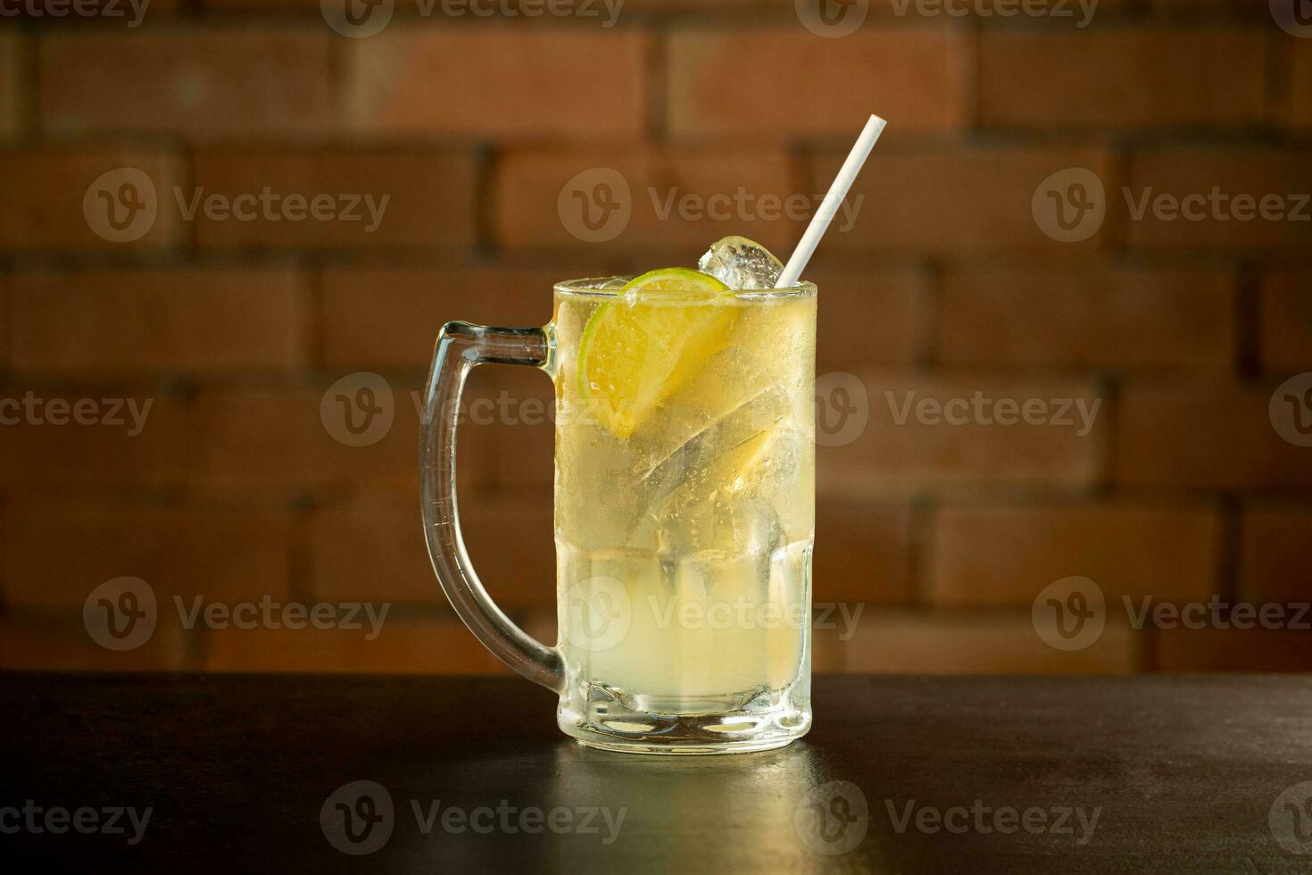 vidro do Lima Caipirinha beber em topo do mesa dentro frente do uma tijolo parede com texto espaço foto