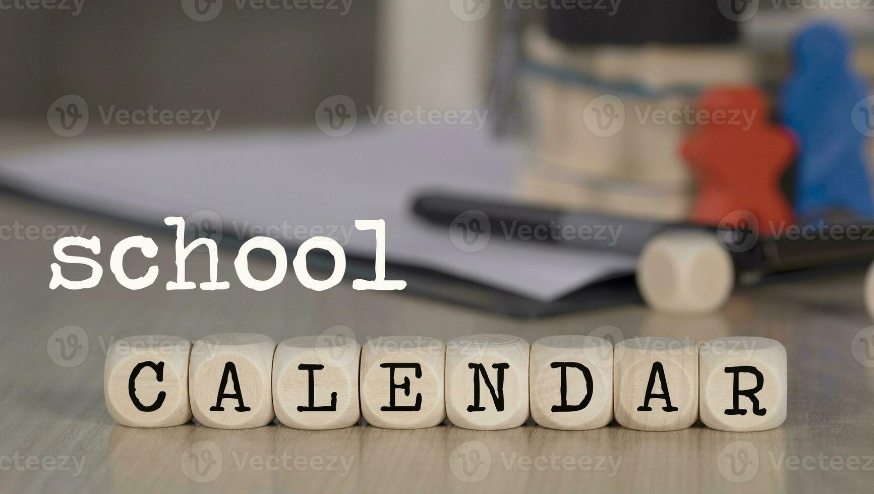 palavra escola calendário composto do de madeira corta. foto