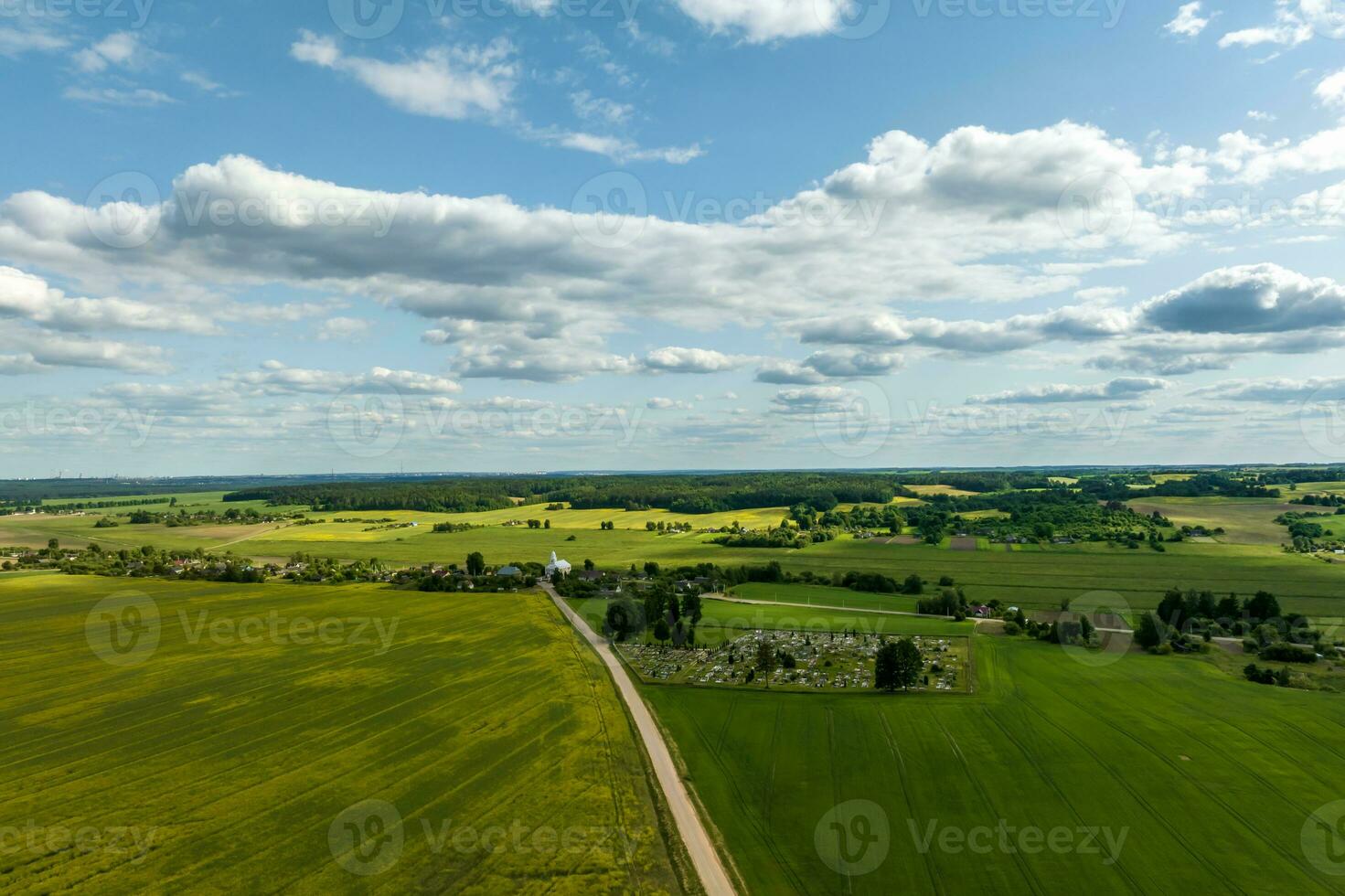 aéreo panorâmico Visão em azul céu cúpula fundo com branco listrado nuvens dentro céu e infinidade pode usar para céu substituição foto