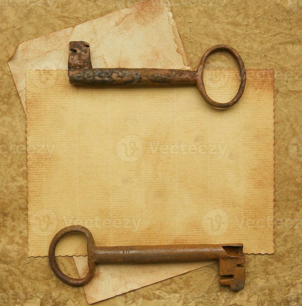dois velho enferrujado chaves em a velho superfície. foto