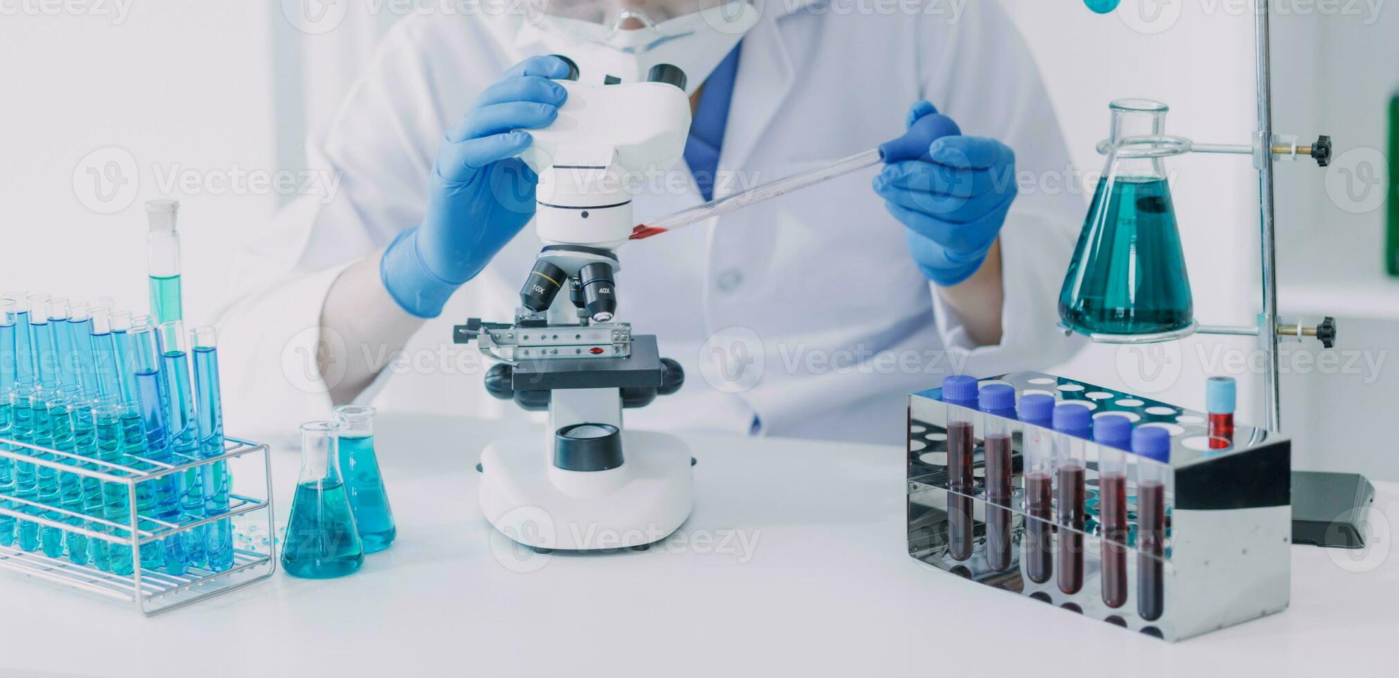 equipe de cientistas de pesquisa bioquímica trabalhando com microscópio para desenvolvimento de vacina contra coronavírus em laboratório de pesquisa farmacêutica, foco seletivo foto