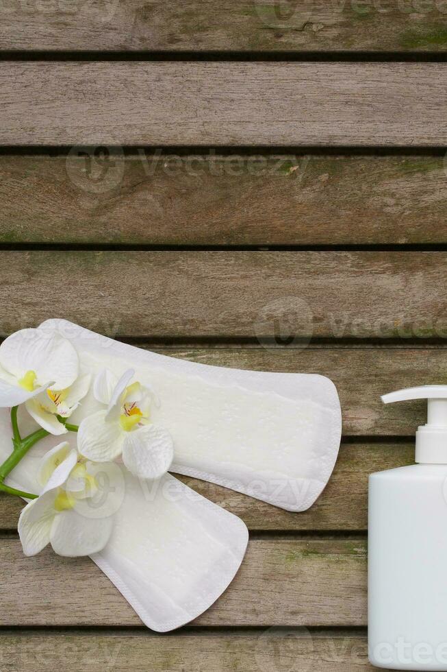 higiene Itens do uma mulher em uma de madeira superfície. fundo foto