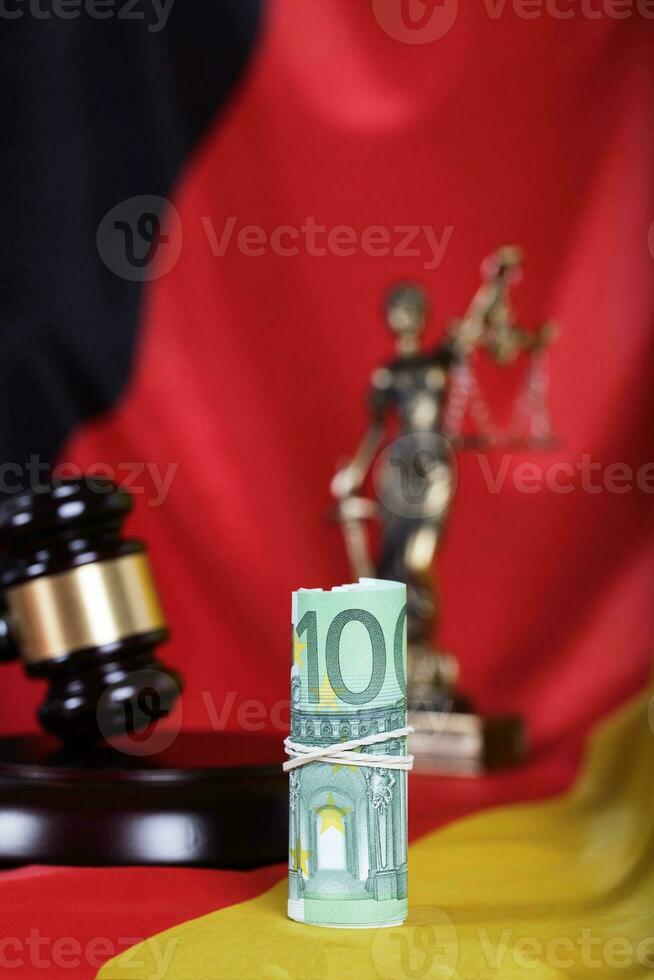 pilha do 100 euros em uma alemão bandeira foto