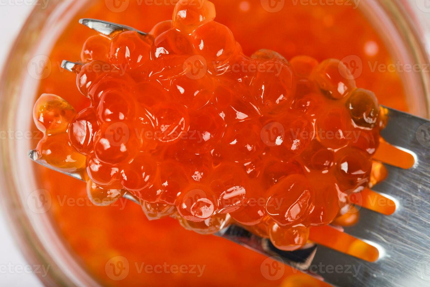 vermelho caviar em uma metal garfo. foto