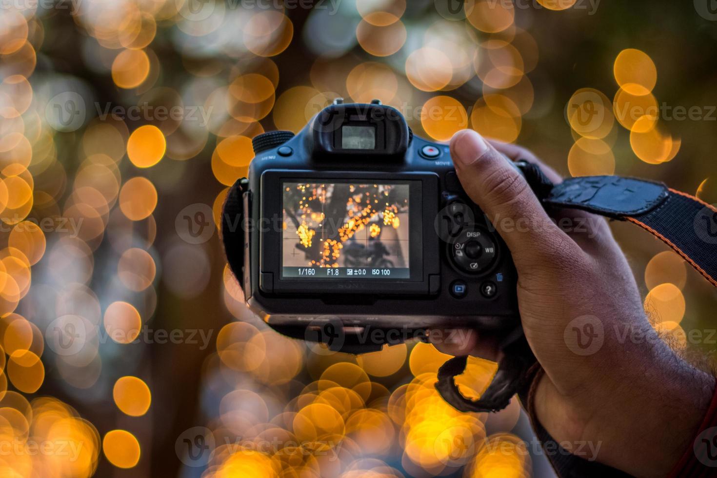 câmera dslr no fundo bokeh câmera dslr preta com luzes bokeh foto e câmera luzes da cidade