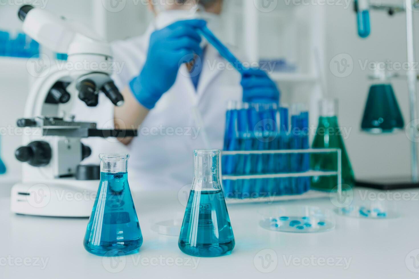 médico desenvolvimento laboratório caucasiano fêmea cientista olhando debaixo microscópio, análises petri prato amostra. especialistas trabalhando em medicamento, biotecnologia pesquisa dentro avançado pharma laboratório foto
