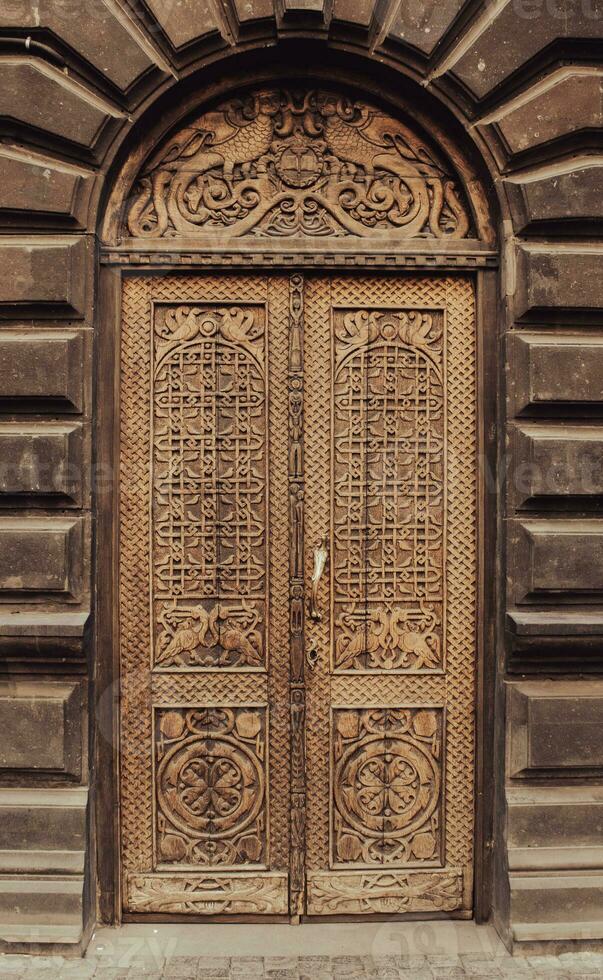 elegante de madeira porta velho construção exterior conceito foto. foto