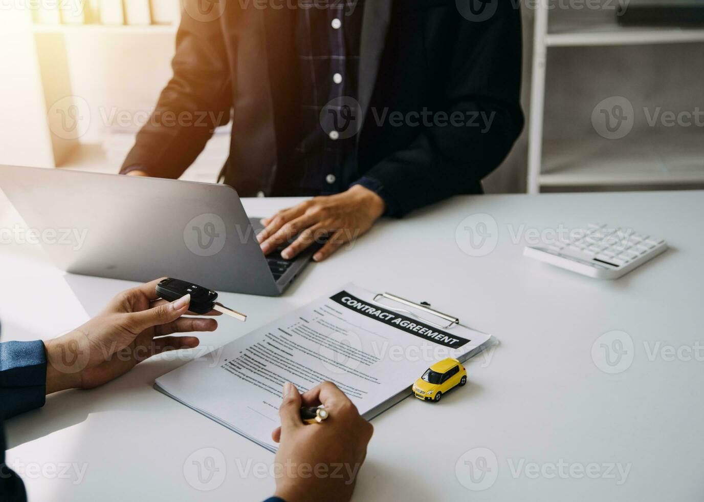 homem assinatura carro seguro documento ou de concessão papel. escrevendo assinatura em contrato ou acordo. comprando ou vendendo Novo ou usava veículo. carro chaves em mesa. garantia ou garantia. cliente ou vendedor. foto