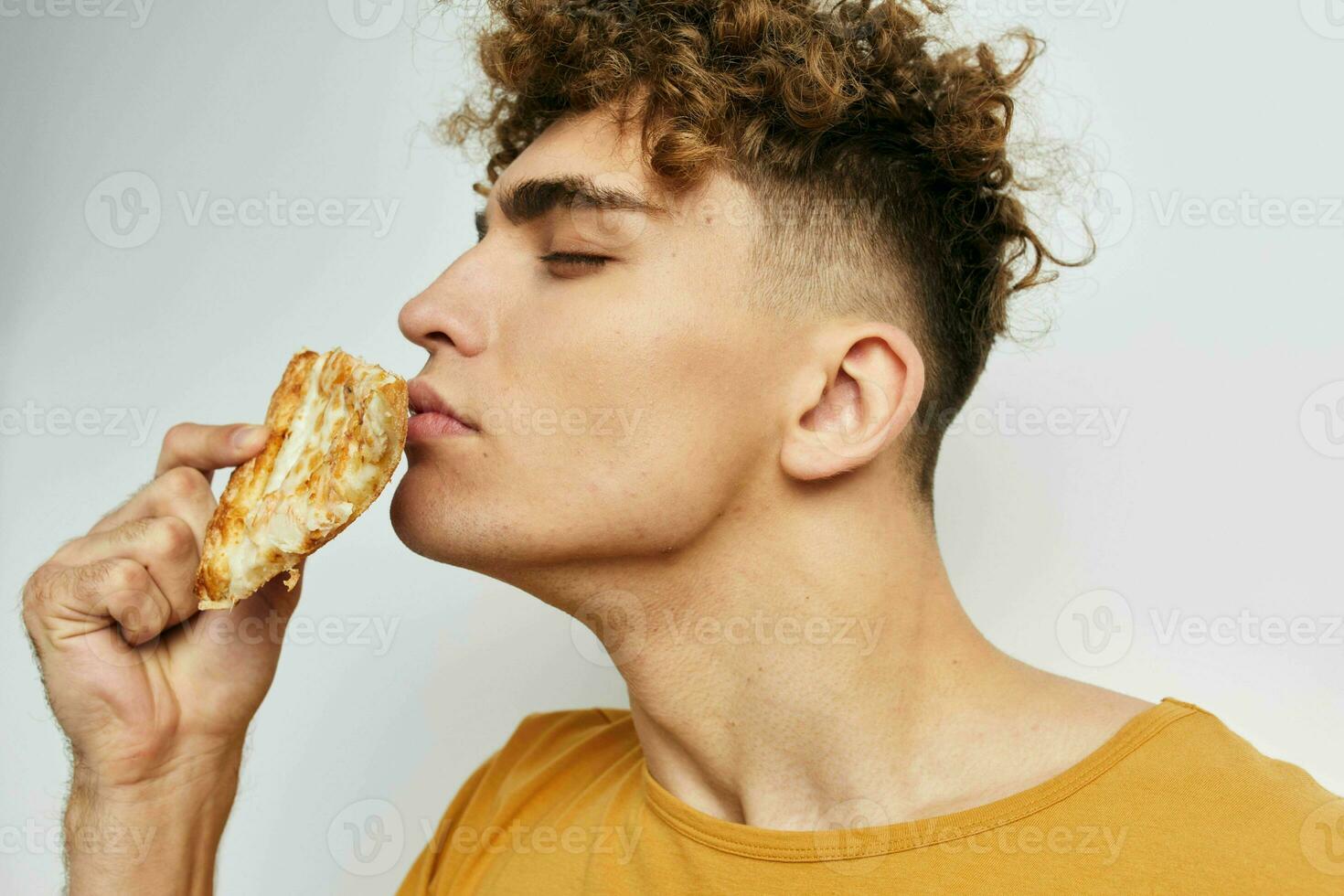 bonito jovem homem pizza lanche velozes Comida estilo de vida inalterado foto