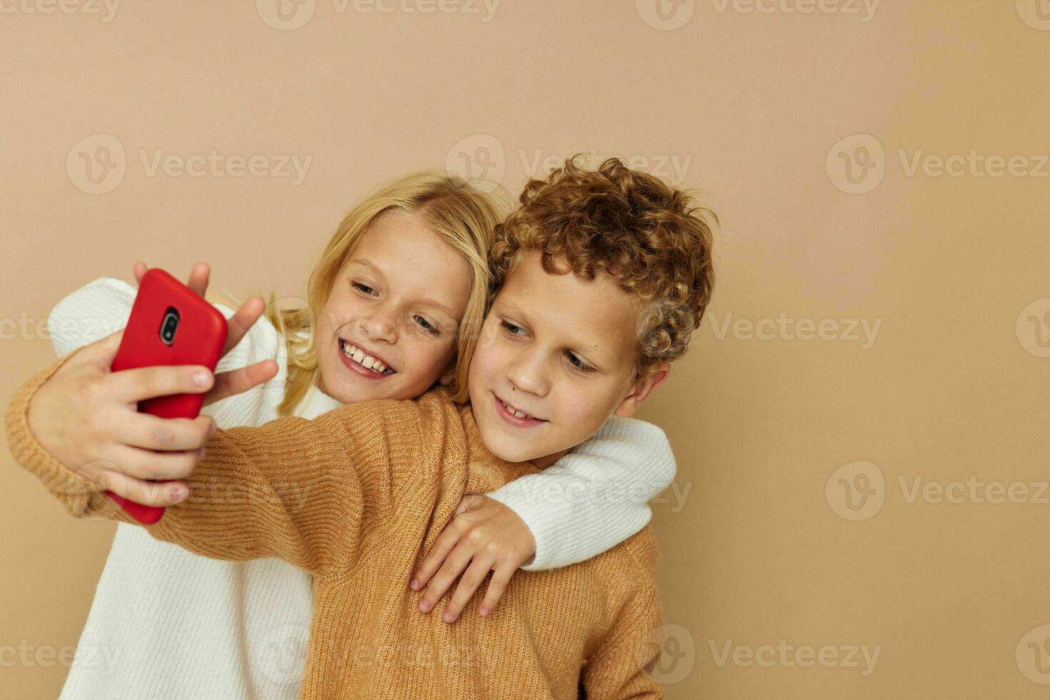 pequeno Garoto e menina abraço entretenimento selfie posando amizade infância inalterado foto