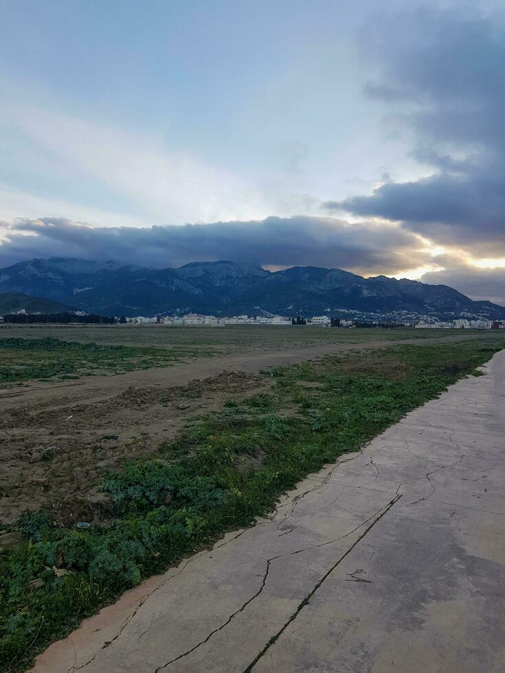 abraço a nublado dia do a cidade fundo, imerso dentro natureza foto