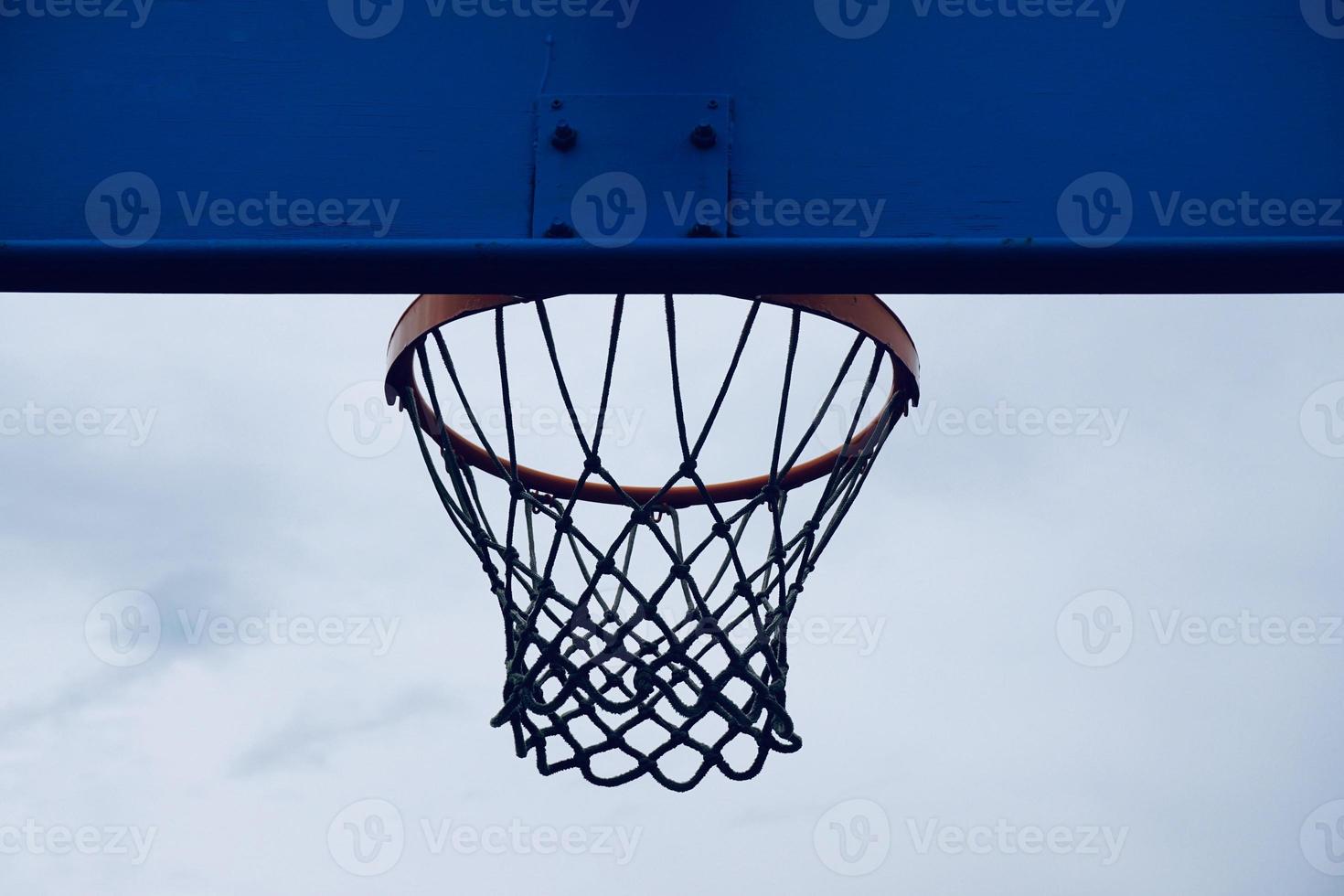 silhueta da cesta de basquete de rua foto