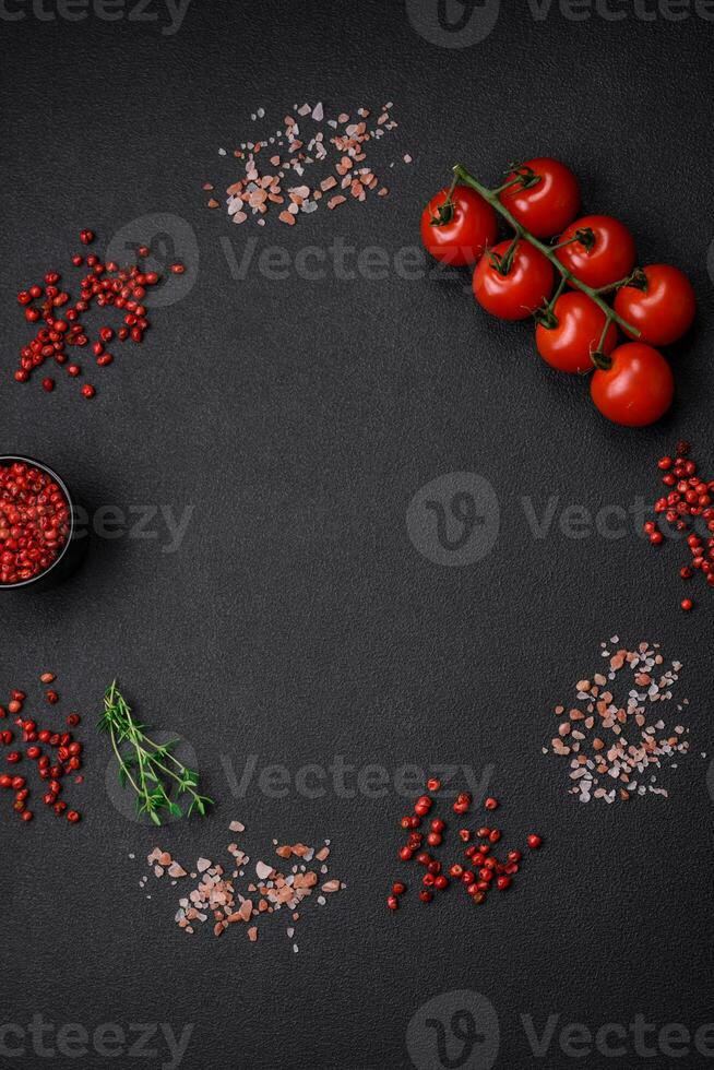 ingredientes para cozinhando cereja tomates, sal, especiarias e ervas foto